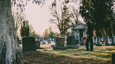 Jesus disse: "Deixe que os mortos sepultem os seus próprios mortos". Entenda o contexto.