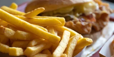 Os 10 piores alimentos consumidos por brasileiros e porque evitar