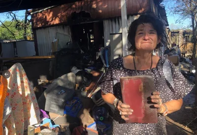 Incêndio destrói casa, família escapa e acha Bíblia intacta em escombros