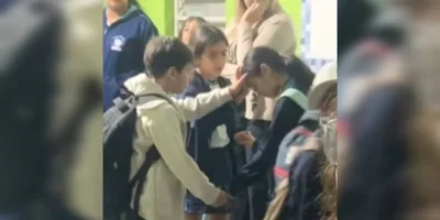 Pai se emociona ao ver crianças orando por sua filha na escola: \"A fé delas tem poder\"