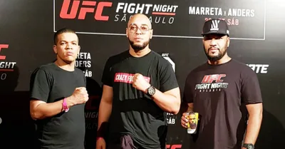 Depois de cantar em evento gospel, Ton Carfi prestigia luta de amigo no UFC