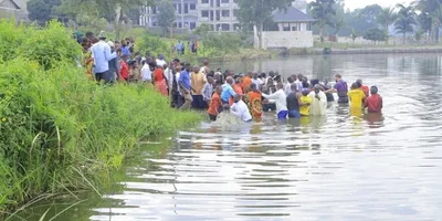 Cerca de 500 pessoas são batizadas após receberem a Cristo, em Uganda
