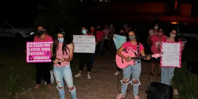 Grupo de mulheres faz louvor em frente a hospital do Paraná