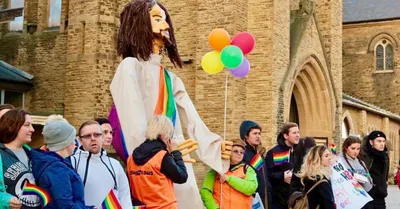 Ativistas protestam contra cruzada evangelística e usam boneco de Jesus com faixa LGBT | Notícias Gospel