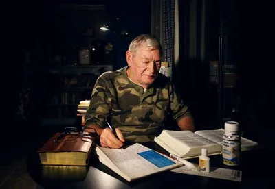 Aos 80 anos, homem copia a Bíblia toda para memorizá-la: "Desvendei mistérios"
