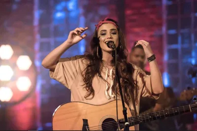 Após ser processada por fãs, cantora Isadora Pompeo quebra o silêncio