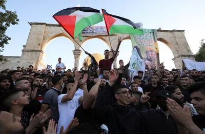 Milhares de palestinos se agrupam no Monte do Templo e exaltam terroristas do Hamas