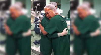 Cego chora e louva a Deus após ter visão recuperada
