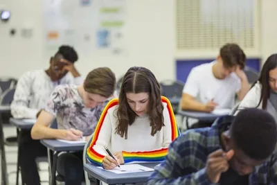 Professora demitida por negar ideologia de gênero será indenizada