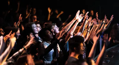Cultos não podem ter o momento de louvor transformado em show