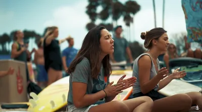 Surfistas se reúnem no mar para interceder por suas cidades