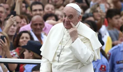 Papa convida homens que se identificam como trans para almoço no Vaticano