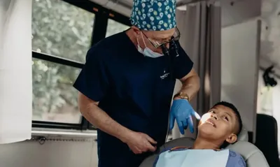 Dentistas cristãos evangelizam comunidade em El Salvador