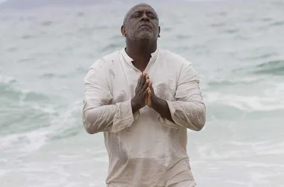No Multishow, Kleber Lucas pede harmonia entre cristianismo e candomblé