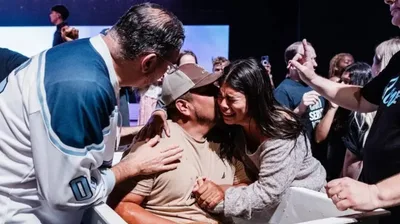 Nos EUA, alunos pregam nas escolas e levam centenas a Jesus