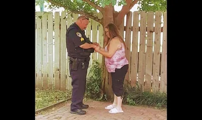 Policial ora por mulher que ele prendeu: "Exemplo da graça de Deus"