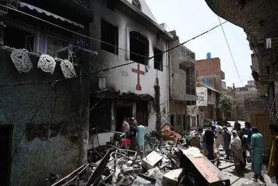 Paquistão: cristãos cultuam nas ruínas de igrejas após ataques