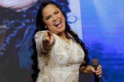 Cassiane canta com "segurança" em igreja para evitar contato físico