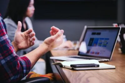 Trabalhadores não se sentem confortáveis para expressar fé no local de trabalho, diz estudo