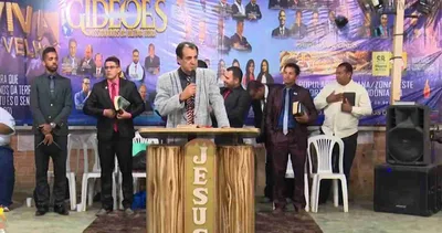 Pastor diz que Deus "usou" uma galinha para profetizar para ele