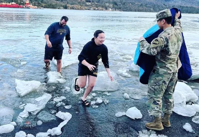 Militares são batizadas em lago congelado: "Não queria esperar para mostrar o que Deus fez"