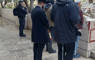 Policial que prendia judeus orando no Monte do Templo se junta a eles