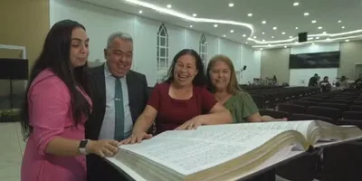 Igreja transcreve à mão Bíblia gigante em GO: \"Uma forma de memorizar\"