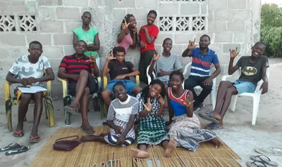 Surdos abandonam itens de feitiçaria após encontro com Jesus, na África