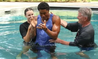"Não sou nada sem Jesus", diz jogador de basquete após batismo