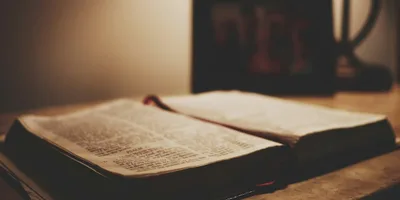 A Besta recebe o trono de Satanás