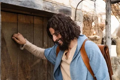 Ator diz que interpretar Jesus em "The Chosen" o ensinou depender mais de Deus