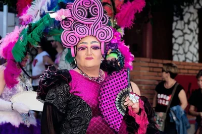 Universidade cristã nos EUA impõe curso de performance drag queen