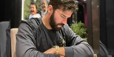 \"A fé em Jesus não é slogan, é a confiança plena no Filho de Deus\", diz Alisson Becker
