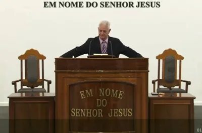 "Escuro por fora, mas branco por dentro": Fala racista de ancião da CCB revolta web