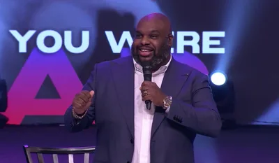John Gray volta ao púlpito um mês após internação com risco de vida: 'Não sou o mesmo'