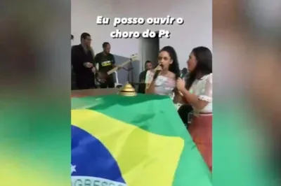 Jovens evangélicos cantam música pró-Bolsonaro em púlpito de igreja