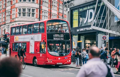 Policial de Londres impede cantora cristã de cantar na Oxford Street
