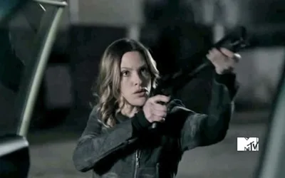 Atriz da série 'Teen Wolf' se entrega a Jesus e é batizada