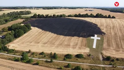 Incêndio se espalha por campo, mas deixa cruz intacta na Inglaterra