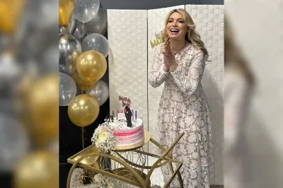 Elaine de Jesus ganha festa surpresa de aniversário