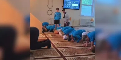 Único a não se ajoelhar em mesquita, jovem é comparado à história de Daniel