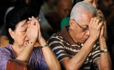 Depois de ter Bíblia queimada pelos pais, filhos insistem em oração e os levam a Jesus