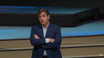‘Tem muitas coisas acontecendo enquanto a Igreja está dormindo’, alerta pastor