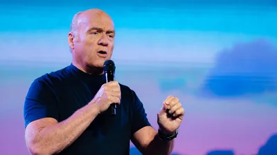Anjos estão 'disfarçados' como 'agentes secretos' de Deus, diz pastor