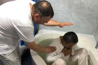 Cristão é batizado em segredo no banheiro de casa devido à perseguição