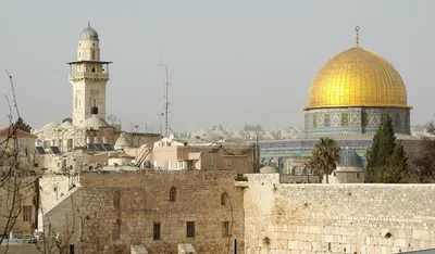Lâmpada com a inscrição "a luz de Cristo brilha para todos" é descoberta em Jerusalém