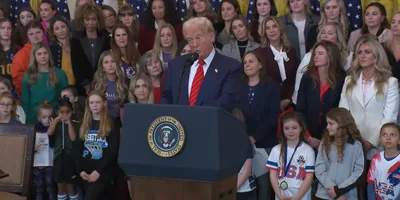 Trump assina ordem que proíbe atletas trans em esportes femininos