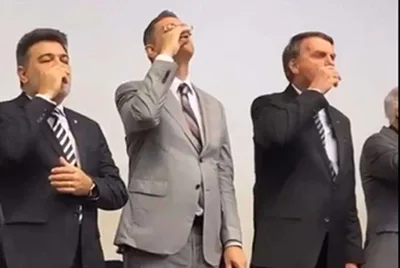 Bolsonaro toma Santa Ceia em culto evangélico