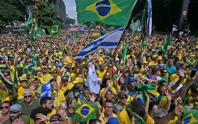 Em ato pela democracia, Brasileiros levam bandeiras em apoio a Israel