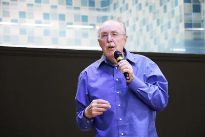 Pastor ensina a orar por cura nas ruas: "É uma forma de levar pessoas para Cristo"
